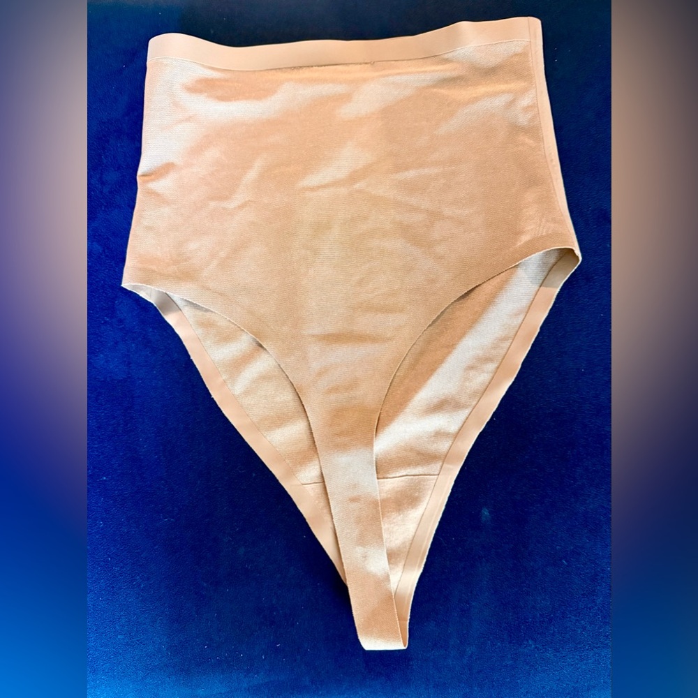 SKIMS Seamless Sculpt High-Waisted Thong - SMALL Sienna. - Picture 4 of 4